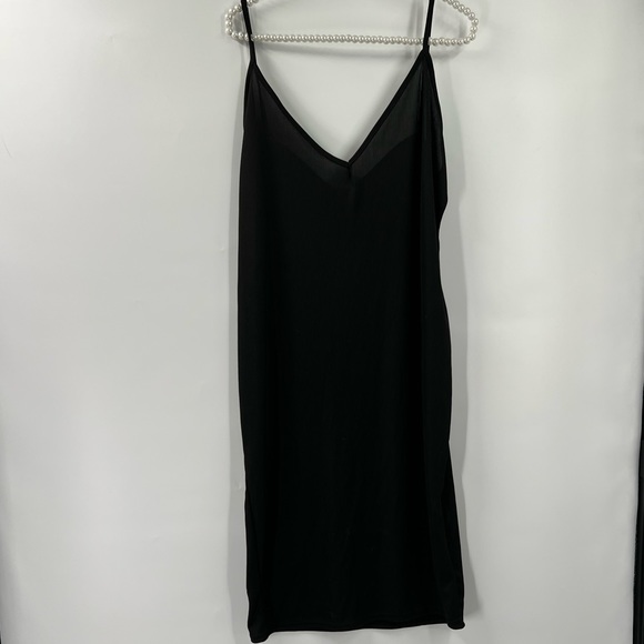 - Prettylittlething  Plus Size Ribbed Plunge Midi Dress ( 18 ) - Picture 4 of 6